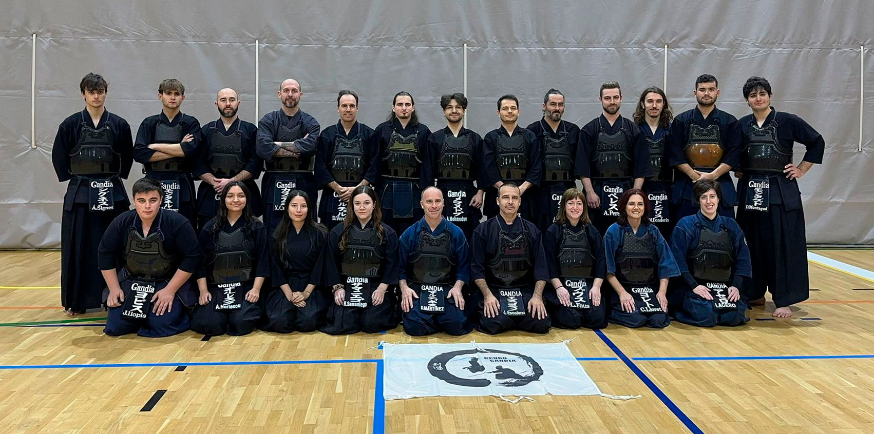 Miembros del club de Kendo practicando en el dojo